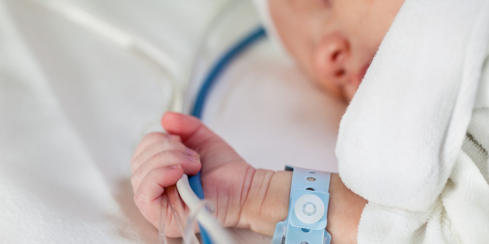 «Дышал как тряпочка»: последние часы младенца, у которого в легком забыли иглу