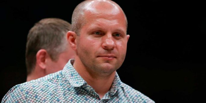 Емельяненко вышел на ринг в майке с цитатой Лаврова :: Спорт :: Дни.ру