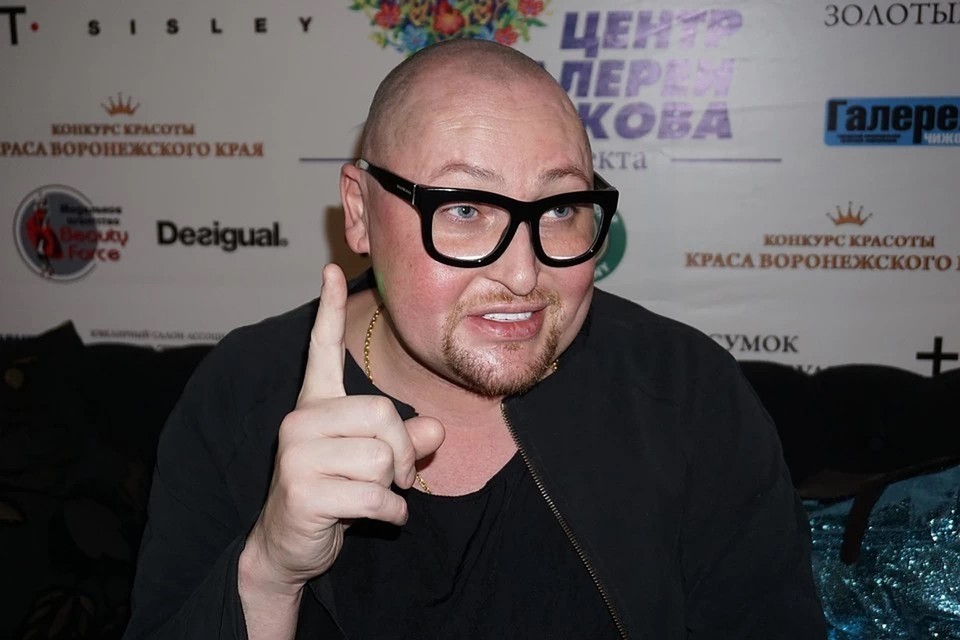 Шура купил себе место на кладбище.