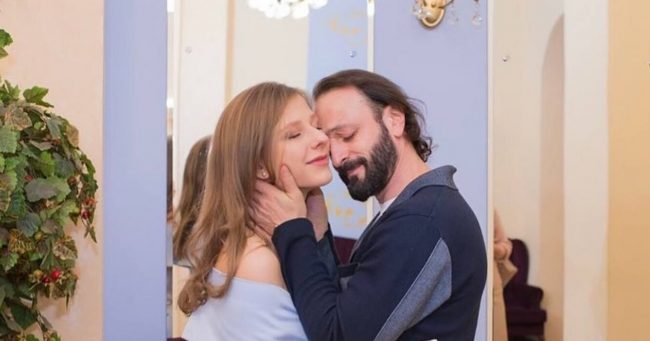 Лиза Арзамасова показала, как Илья Авербух трогательно нянчится с сыном