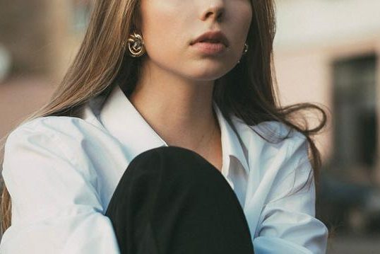 Советы дизайнеров: 8 способов оригинально носить белую рубашку — Стиль жизни