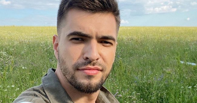 Макаров вышел на сцену со змеей, а Костюшкин спел песню Милохина: новый выпуск «Шоумаскгоон»