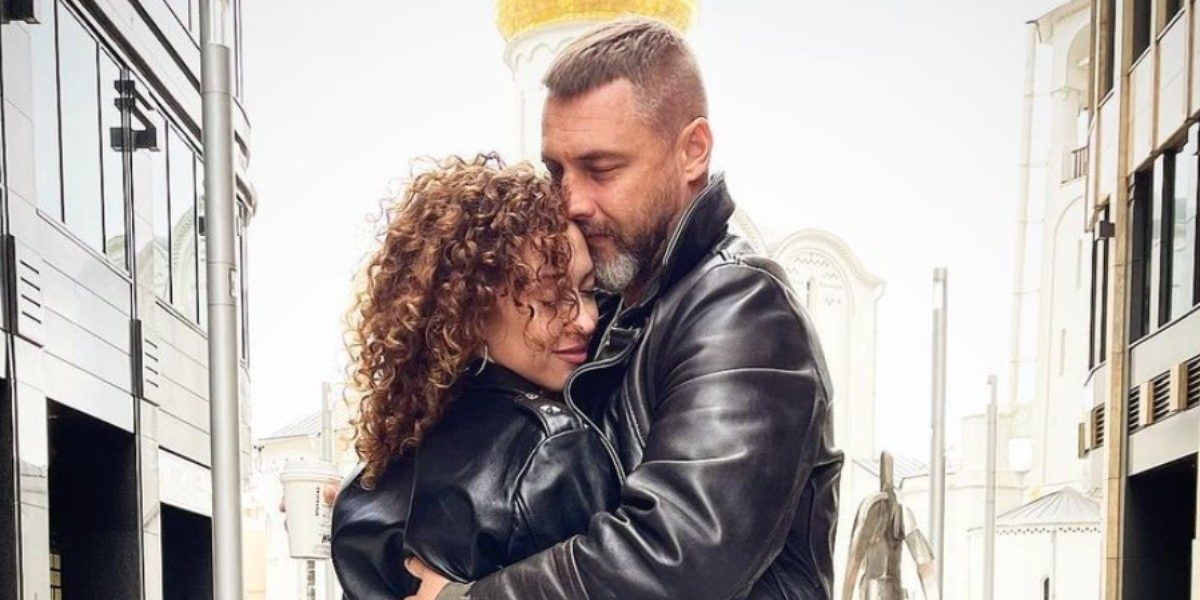 Тонкая талия и тату. Девушка Антона Батырева продемонстрировала фото топлес