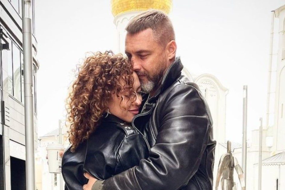 Тонкая талия и тату. Девушка Антона Батырева продемонстрировала фото топлес