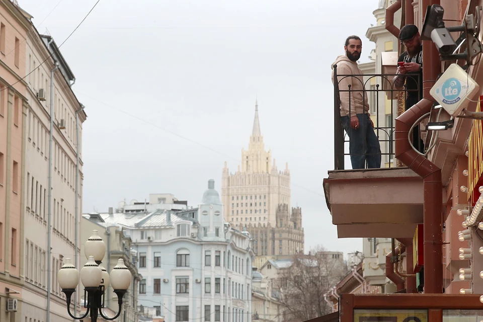 Москва. Жители столицы на балконе одного из домов на улице Арбат. Фото: Сергей Фадеичев/ТАСС