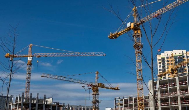 Собянин поручил уменьшить число трудовых мигрантов на стройках Москвы :: Недвижимость :: Дни.ру