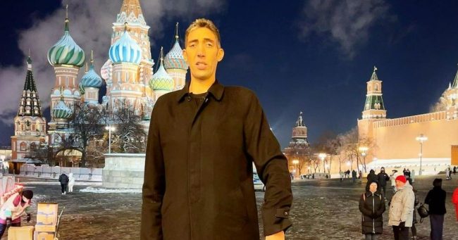 Самый высокий человек в мире приехал в Россию за невестой: «Она не должна быть выше двух метров»