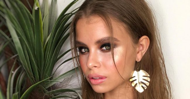 Визажист рассказал, как сделать трендовые smoky eyes в домашних условиях