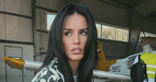 «Думала, спою на улице – меня заметят»: Zivert пошла в стюардессы, чтобы стать звездой в США