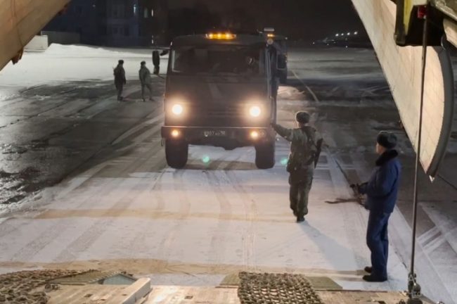 Военно-транспортная авиация продолжает переброску миротворцев в Казахстан | В мире | Политика
