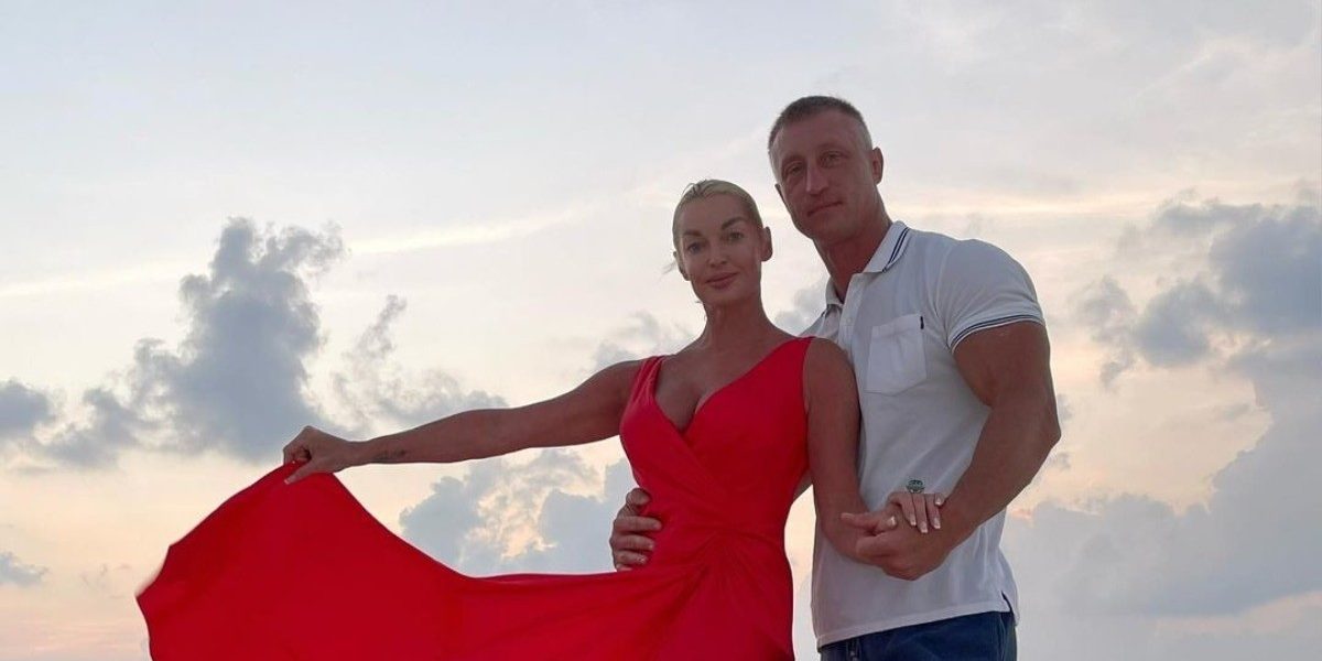 Анастасия Волочкова в мини-бикини жарко целует бойфренда под мелодичную музыку – видео