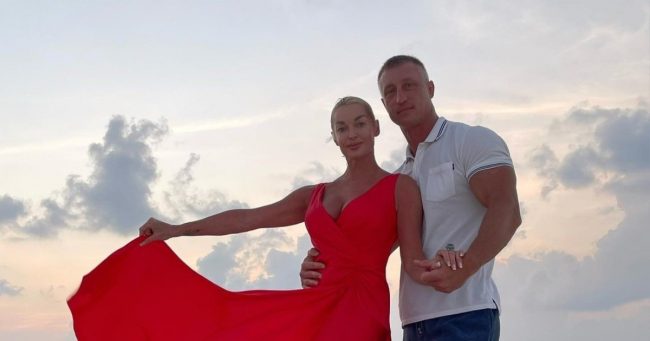 Анастасия Волочкова в мини-бикини жарко целует бойфренда под мелодичную музыку – видео