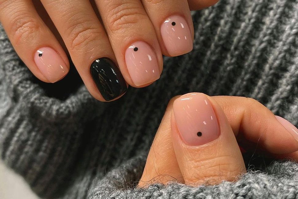 Роскошный маникюр: 10 элегантных идей с черным оттенком лака