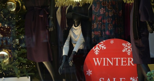 Базовые вещи и аксессуары: что купить на распродаже и не пожалеть