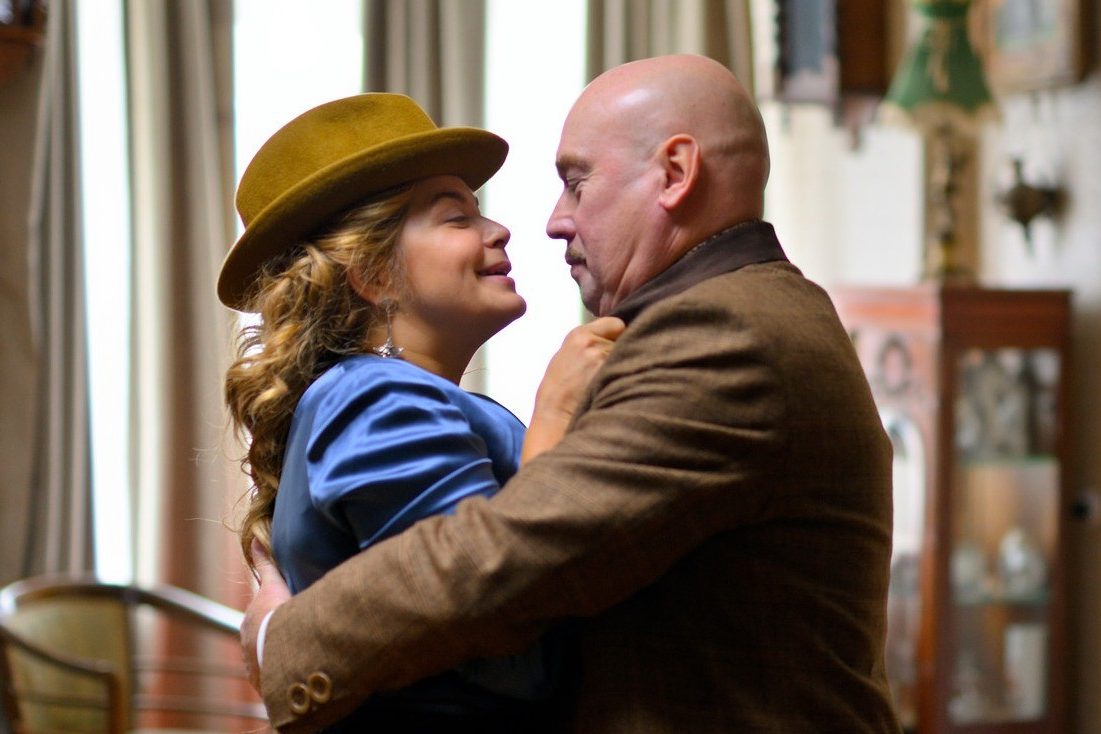 Сухоруков о сериале «Цыпленок жареный»: «Когда увидел свой поцелуй с Пеговой, стало неловко»