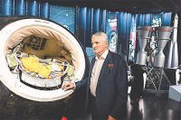 Дважды Герой Советского Союза, лётчик-космонавт Борис Волынов рассказывает гостям музея  историю самого большого космического фотоаппарата «Агат» – он снимал Землю ещё на плёнку.