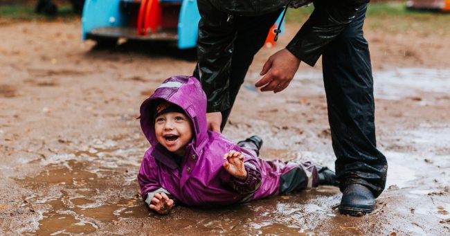 «Мой ребенок грязный, и мне это нравится»: американка — о воспитании дочери
