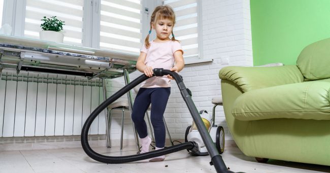 Мамам на заметку: что дети могут и должны делать по дому