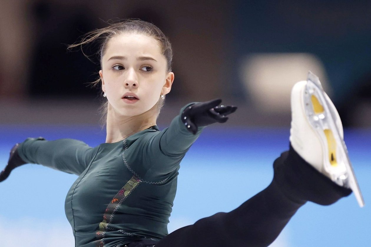 Видео дня! Камила Валиева расплакалась на плече у Этери Тутберидзе