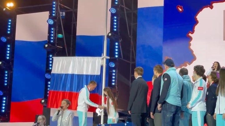 Большунов и Щербакова удостоились чести поднять флаг