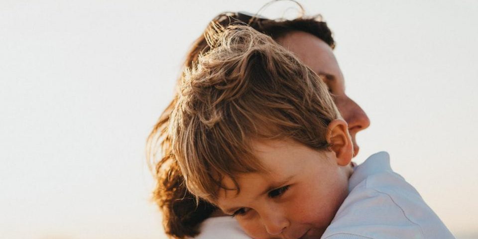 Как правильно вести себя, если ребенок постоянно впадает в истерику — Психология