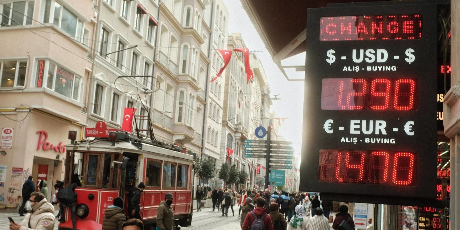 Рубль упал, а Запад наложил санкции на российские банки. Что будет с зарплатами и вкладами?