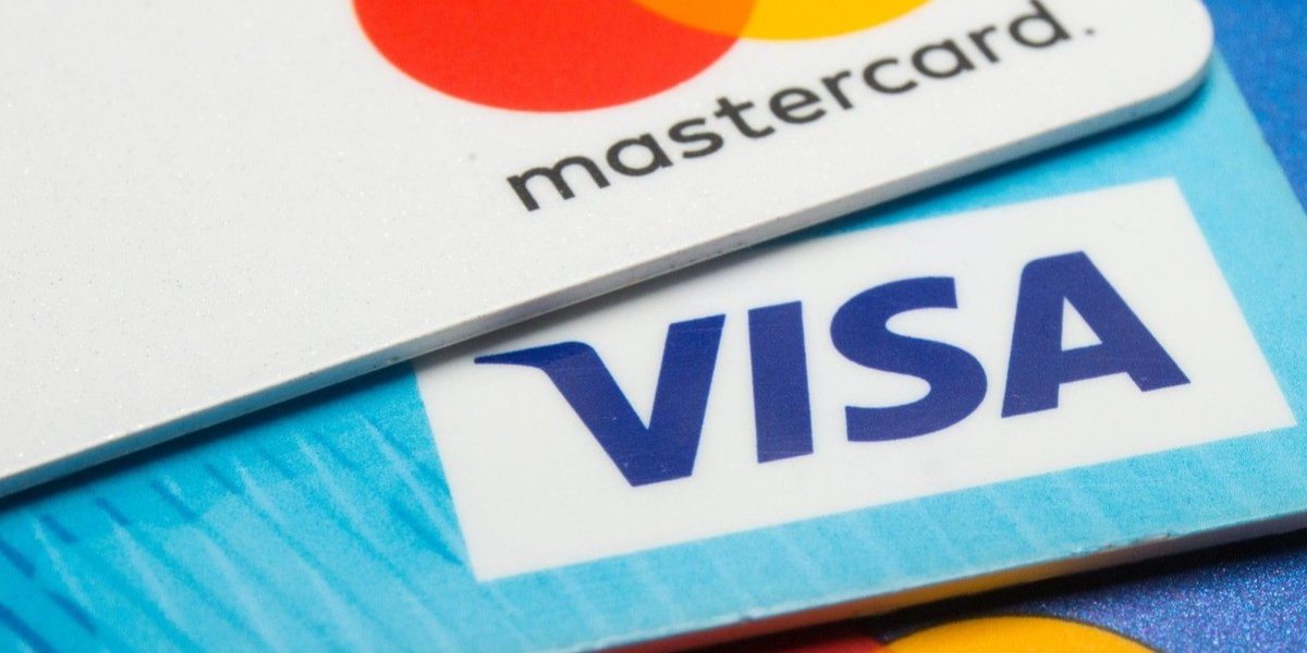 Visa и Mastercard прекращают работу в России. Что будет с нашими банковскими карточками?
