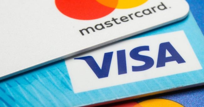 Visa и Mastercard прекращают работу в России. Что будет с нашими банковскими карточками?