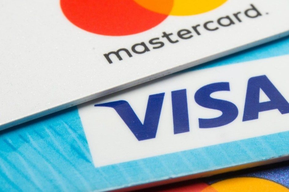 Visa и Mastercard прекращают работу в России. Что будет с нашими банковскими карточками?