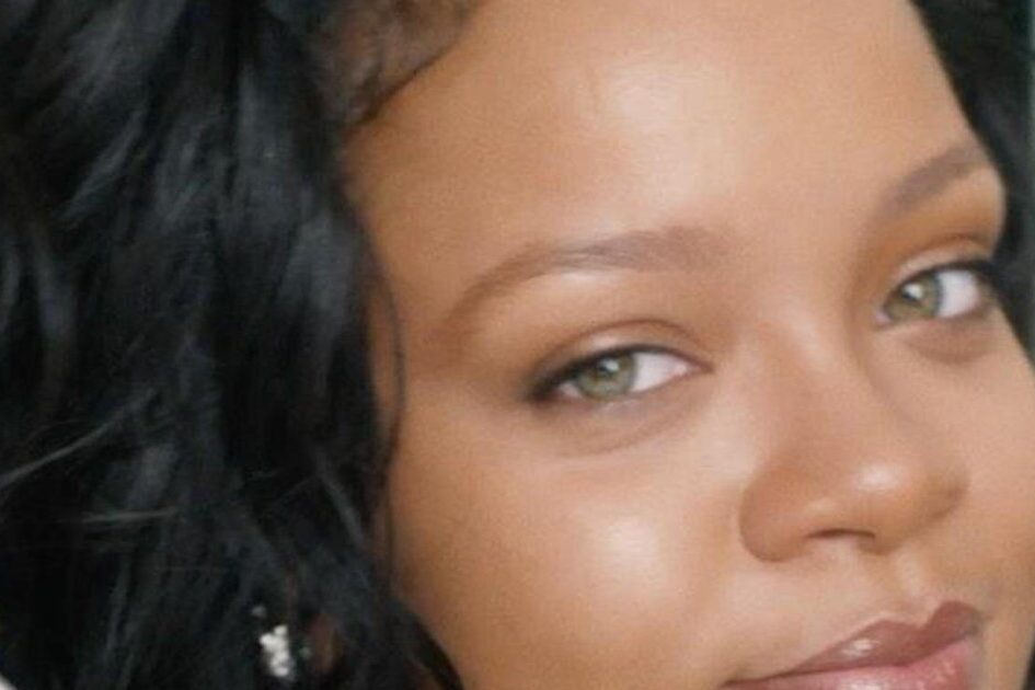 Беременность напоказ: Рианну заподозрили в накладном животе