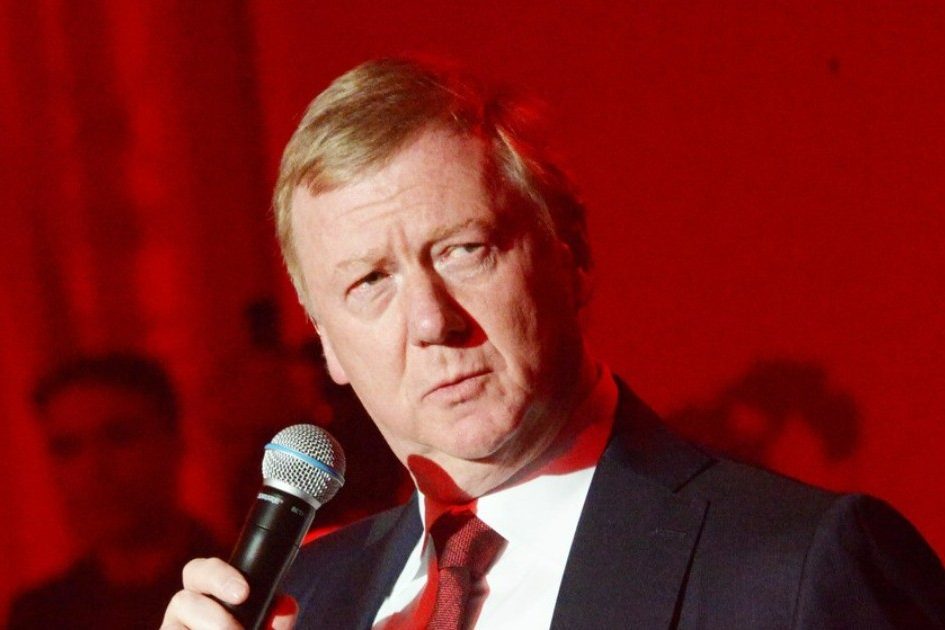 Где сейчас Чубайс: первое фото политика, улетевшего из России