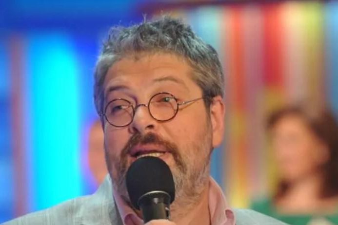 «Считаю невозможным веселиться и шутить»: Александр Гуревич уволился с шоу «Сто к одному» — Звезды