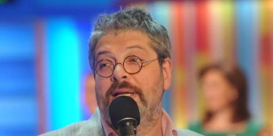 «Считаю невозможным веселиться и шутить»: Александр Гуревич уволился с шоу «Сто к одному» — Звезды