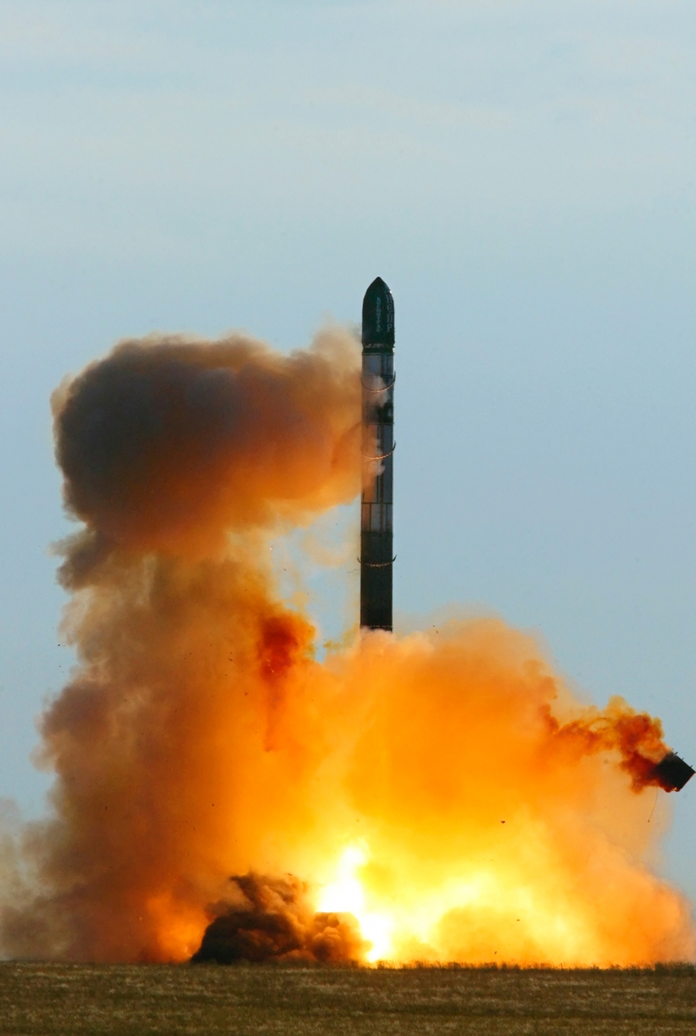 Запуск ракеты РС-20 («Воевода») с американским космическим аппаратом «Генезис-2» на борту состоялся на полигоне «Ясный» в Оренбургской области.