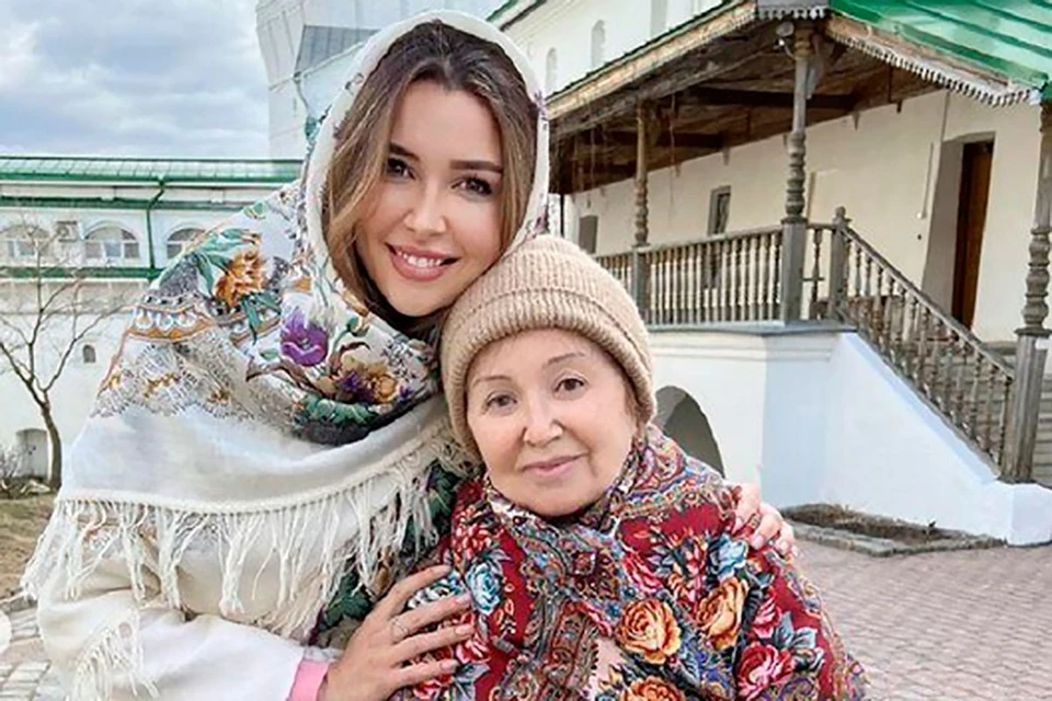 Дочь актрисы Анна и 78-летняя мама Валентина Борисовна