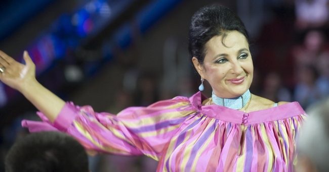 В шляпке и ярком наряде. Ирина Винер на тренировке в своем центре, несмотря на развод – видео