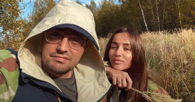 Точно родила неделю назад? Жена Гуфа хвастает плоским животом в коротком топе