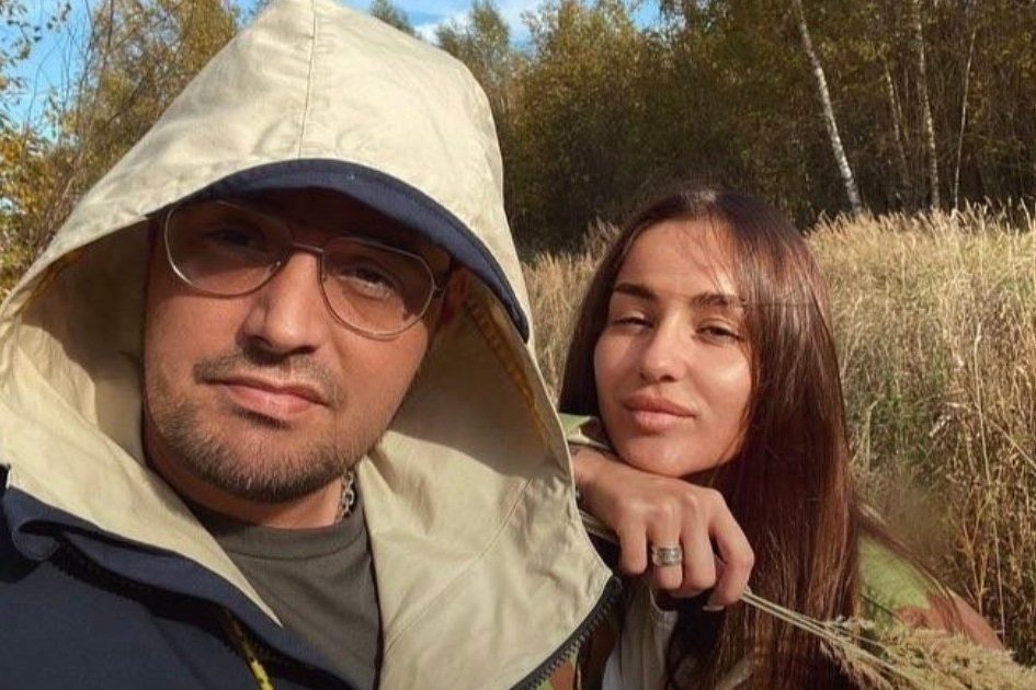 Точно родила неделю назад? Жена Гуфа хвастает плоским животом в коротком топе