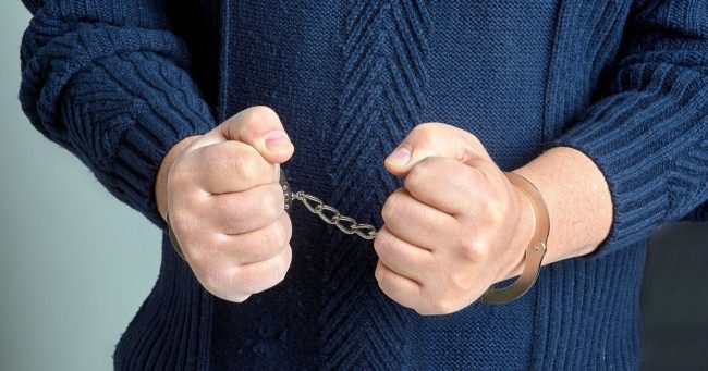Отчим, убивший 5-летнего мальчика, попал на видео с трупом в сумке. Мужчина арестован