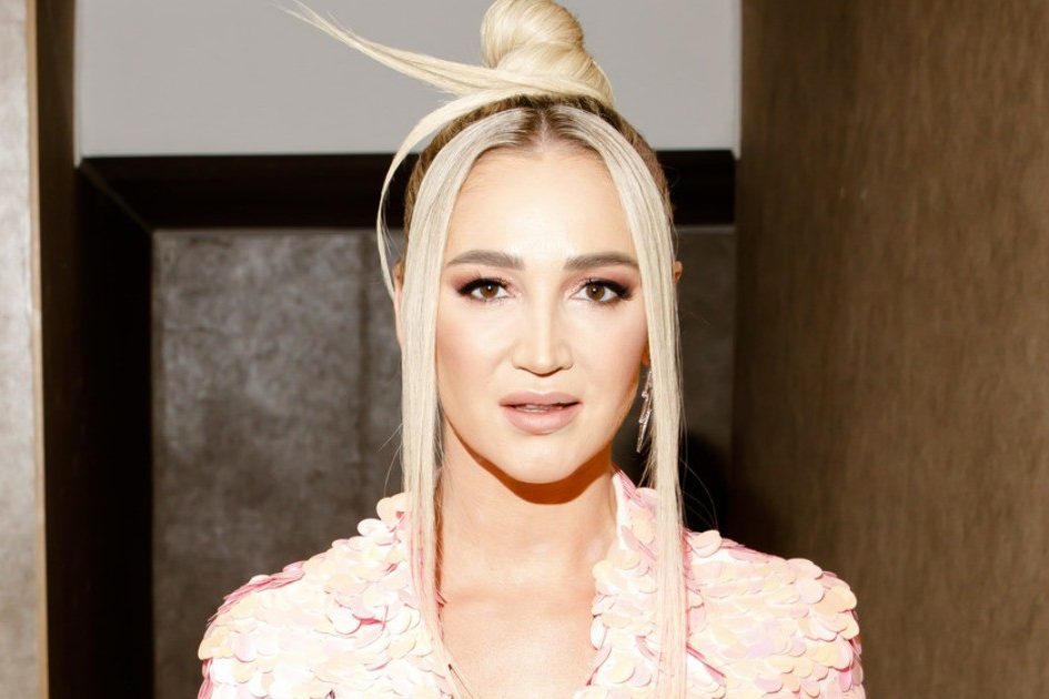 Бузова защитила ребенка с аутизмом, которого прогнали метлой: «Таких мудаков надо усыплять»