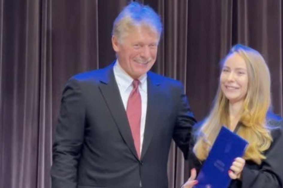 Татьяна Навка и Дмитрий Песков поддержали Сашу Жулину на вручении диплома МГИМО