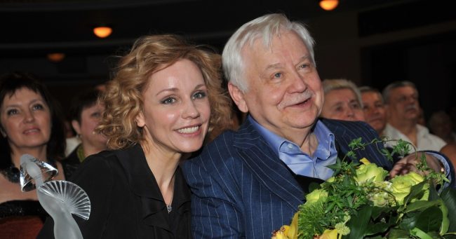 Двухлетняя внучка Олега Табакова и Марины Зудиной заболела ковидом