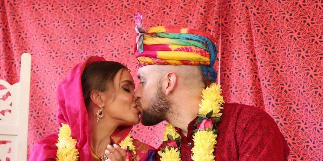 Рэпер ST и Ассоль сыграли индийскую свадьбу — Звезды