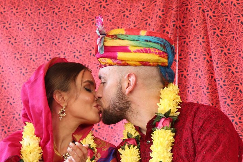 Рэпер ST и Ассоль сыграли индийскую свадьбу — Звезды
