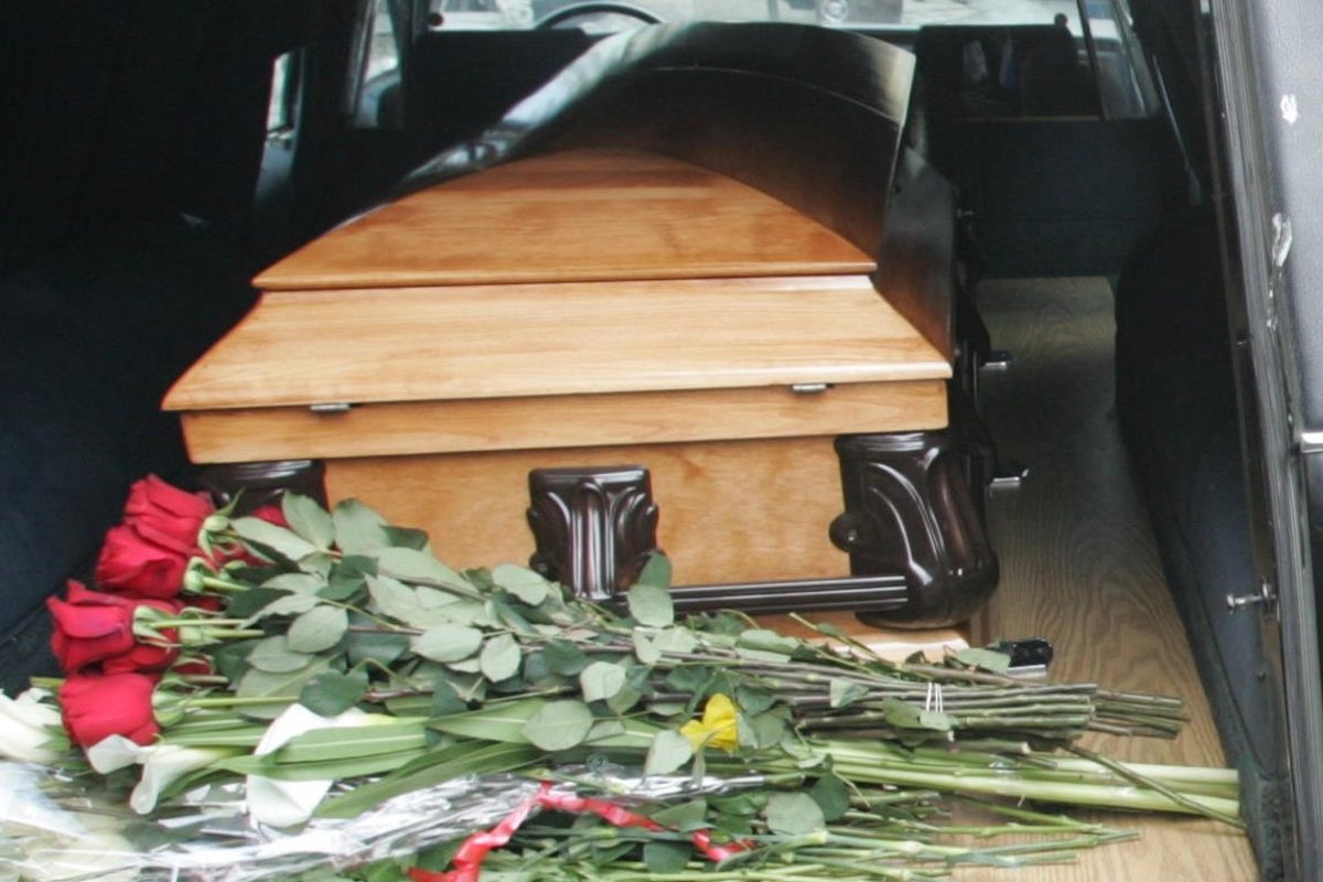 поклонники несут цветы и свечи к умершей от инфаркта знаменитости, новости, фото :: Шоу-бизнес :: Дни.ру