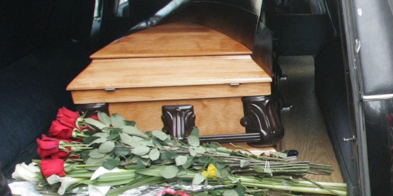 поклонники несут цветы и свечи к умершей от инфаркта знаменитости, новости, фото :: Шоу-бизнес :: Дни.ру