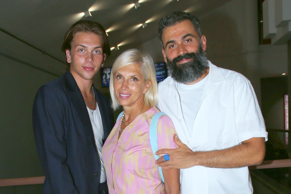Алена Свиридова с сыном Григорием и мужем Давидом.