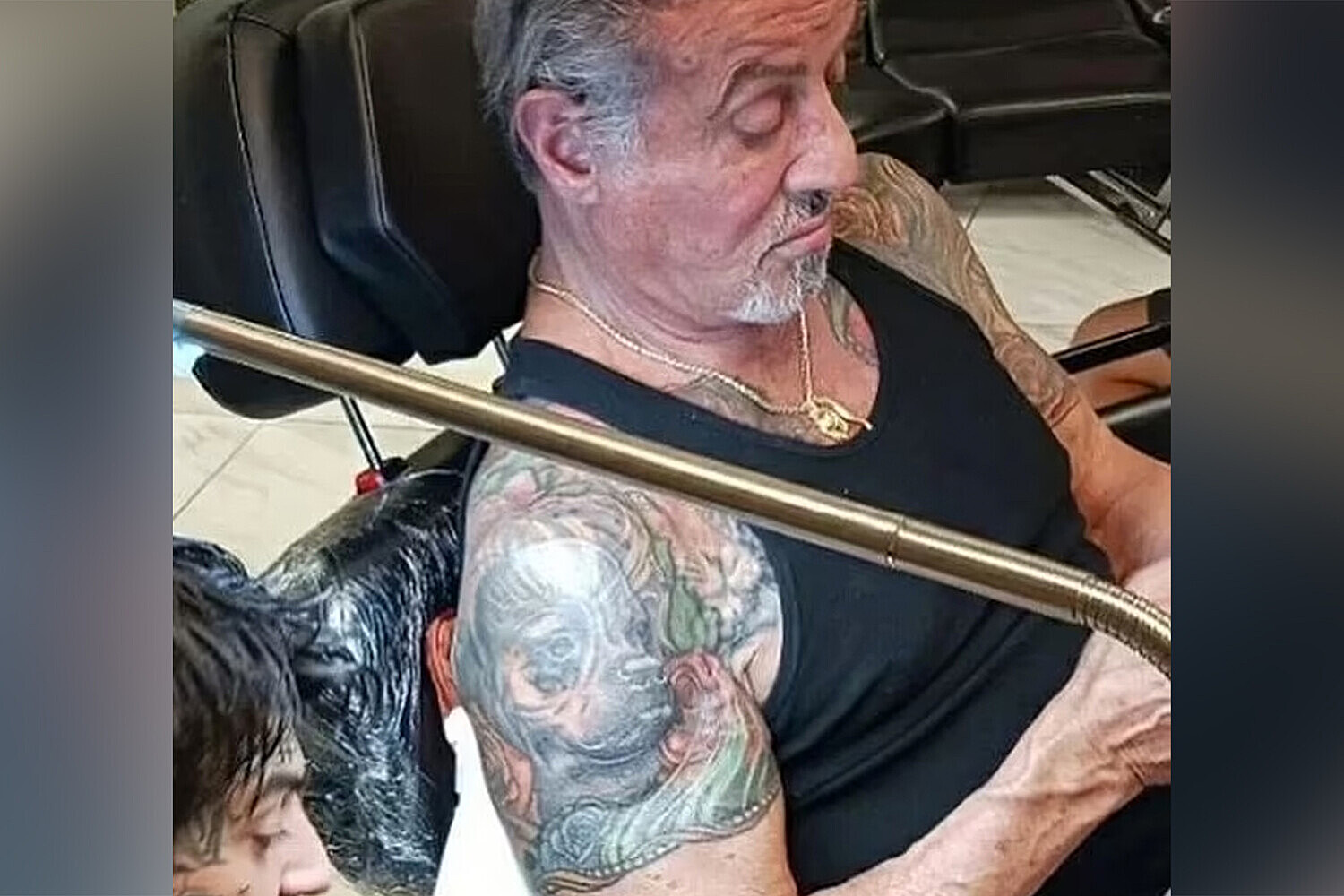 Сталлоне перебил изображение жены на плече татуировкой собаки