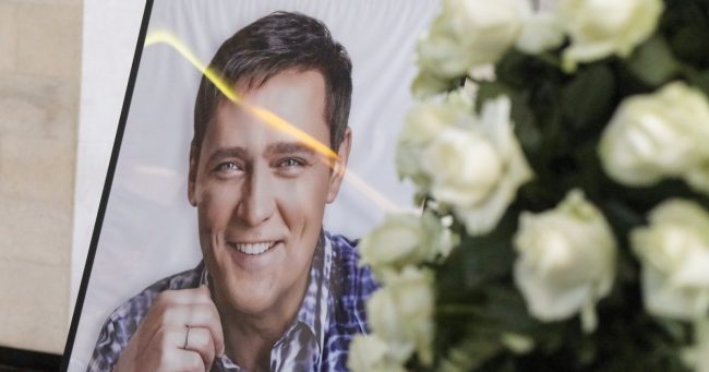 После прощания, кремации и нашествия паломников. Как выглядит могила Юрия Шатунова