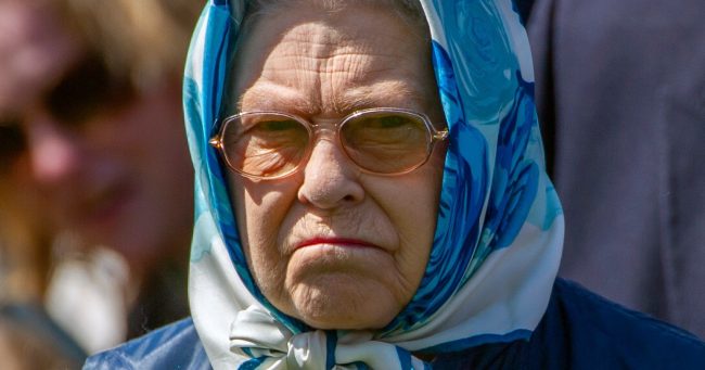Любила корги, купила 5000 шляпок и гоняла на авто: редкие фото Елизаветы II, которую мы не знали
